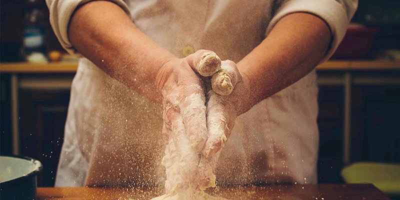 mains-boulanger-farine.jpg